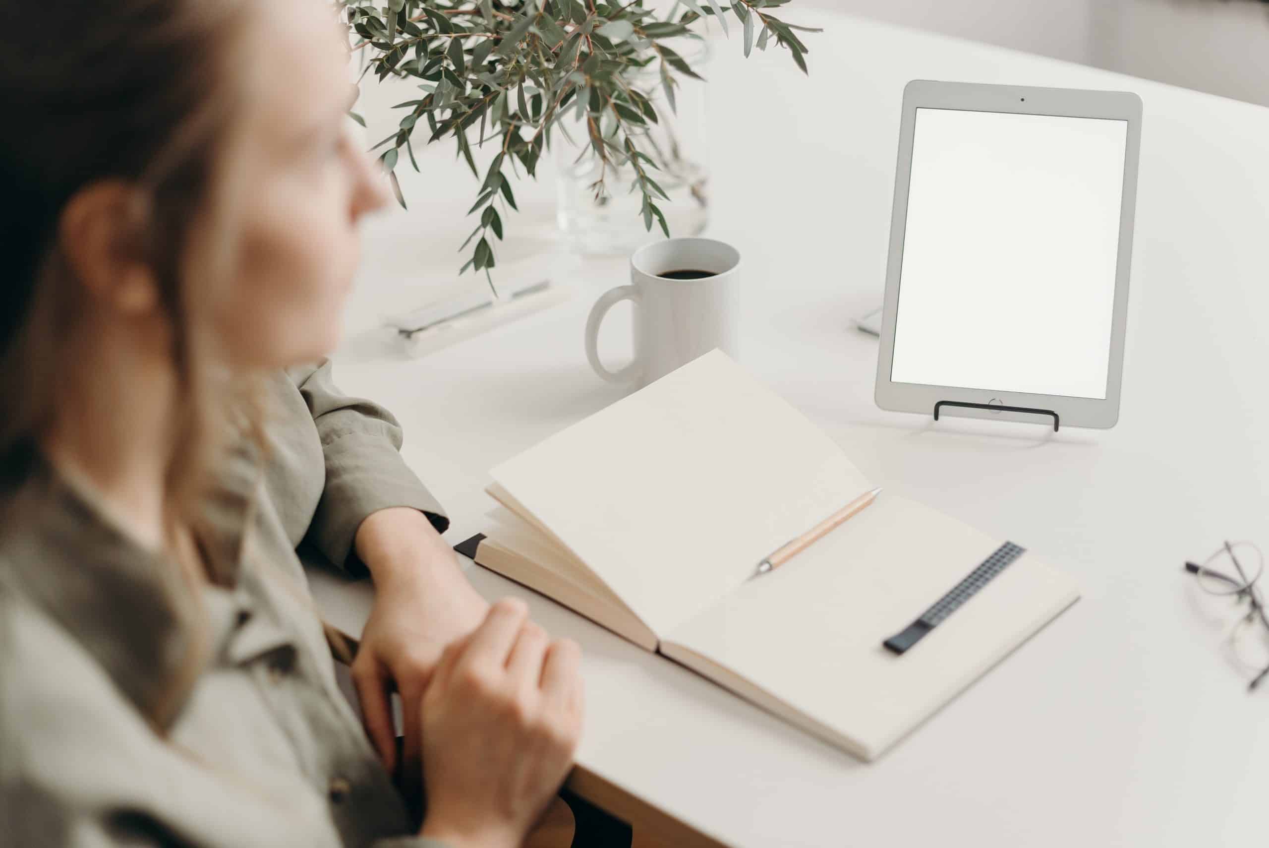 travailler et faire des pauses au bureau
